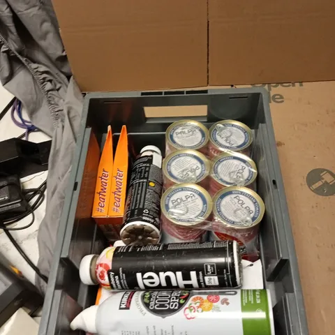 TOTE OF APPROXIMATELY 8 ASSORTED FOOD AND DRINK TO INCLUDE: HUEL VANILLA 