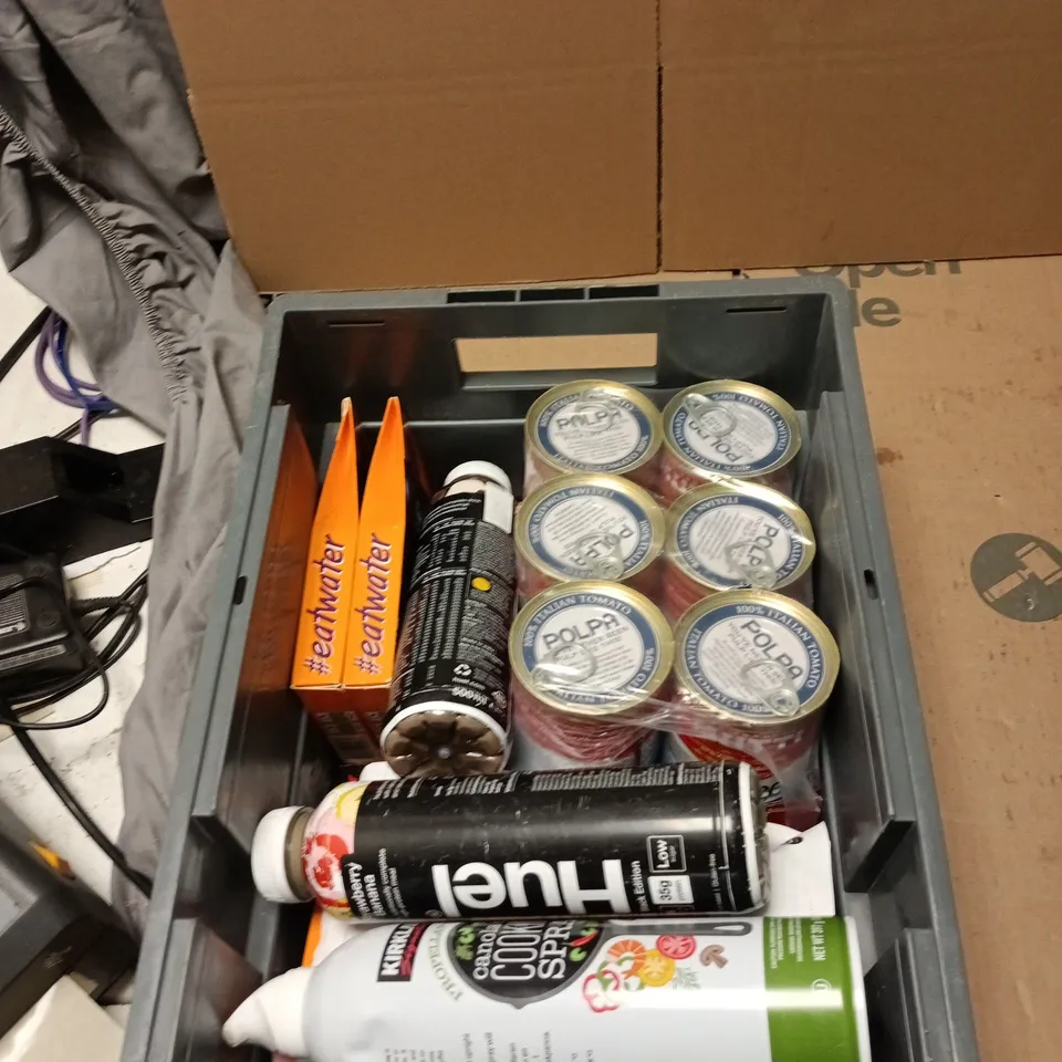 TOTE OF APPROXIMATELY 8 ASSORTED FOOD AND DRINK TO INCLUDE: HUEL VANILLA 