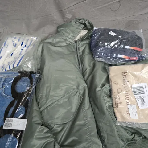 APPROXIMATELY 25 ASSORTED CLOTHING ITEMS IN VARIOUS SIZES, STYLES & COLOURS TO INCLUDE COATS, JEANS, T-SHIRTS, ETC - COLLECTION ONLY