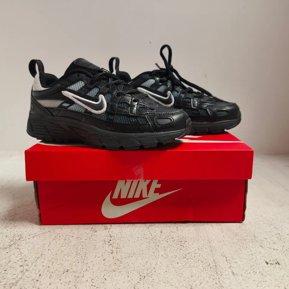 BOXED PAIR OF NIKE P-6000 FADE LACE KID'S TRAINERS IN BLACK/WHITE SIZE UK 12