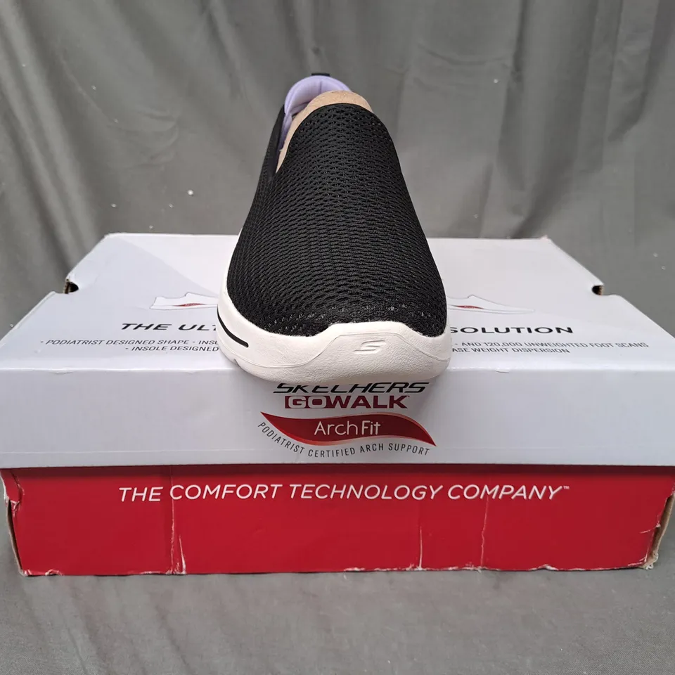 BOXED PAIR OF SKETCHERS GO WALK ARCH FIT SHOES IN BLACK - SIZE 8
