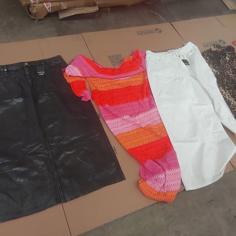 PALLET CONTAINING APPROXIMATELY 600x BRAND NEW ASSORTED DESIGNER CLOTHING ITEMS INCLUDING: SIMPLY BE BATHING SUIT, JEANS, SKIRT, JD WILLIAMS TOPS ECT