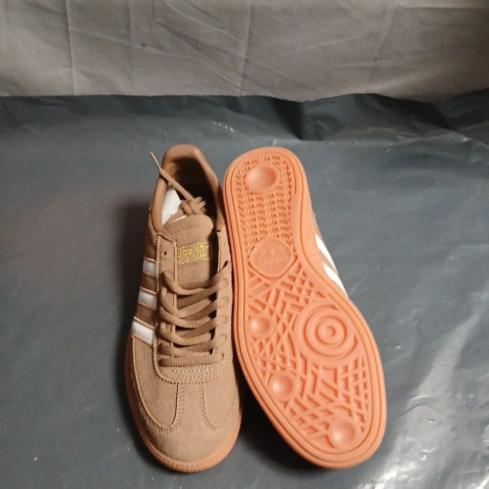 ADIDAS BROWN SUEDE SNEAKERS WITH WHITE THREE-STRIPE DETAILING - UK 7.5