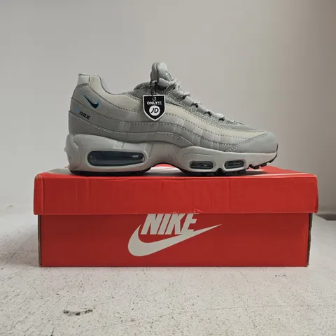 BOXED PAIR OF NIKE AIR MAX 95 TT TRAINERS IN GREY SIZE UK 6