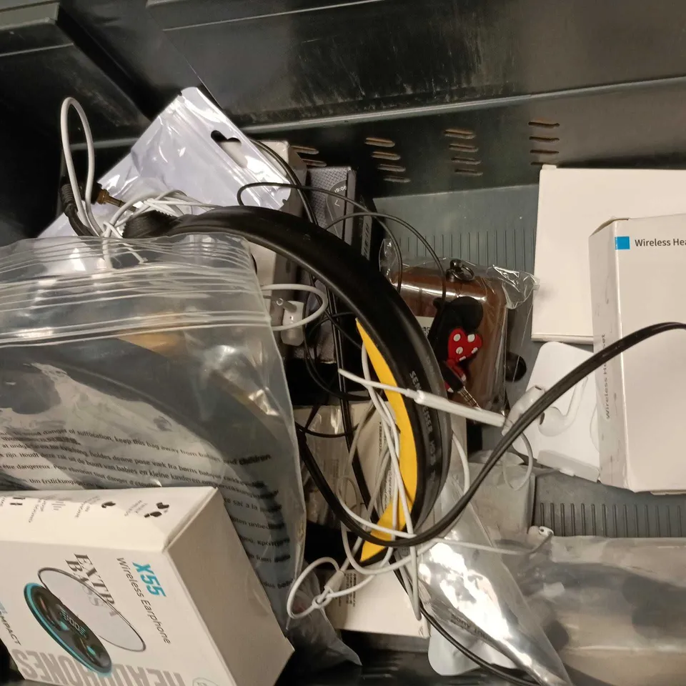 APPROXIMATELY 12 ASSORTED ELECTRICAL ITEMS TO INCLUDE X55 EXTRA BASS EARPHONES, GROOVZ EARBUS, PRO 5S EARBUDS, ETC