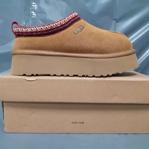 BOXED PAIR OF UGG DAKOTA SHOES IN CHESTNUT UK SIZE 6