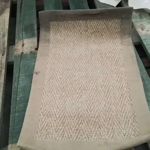 QUALITY DESIGNER AREA RUG - APPROXIMATELY 60X40CM