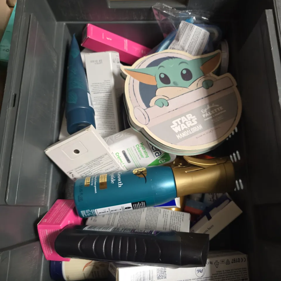 APPROXIMATELY 15 ASSORTED HEALTH & BEAUTY PRODUCTS TO INCLUDE LYNX SHOWER GEL, PURPLE MOUTHWASH, HIBIWASH ETC - COLLECTION ONLY
