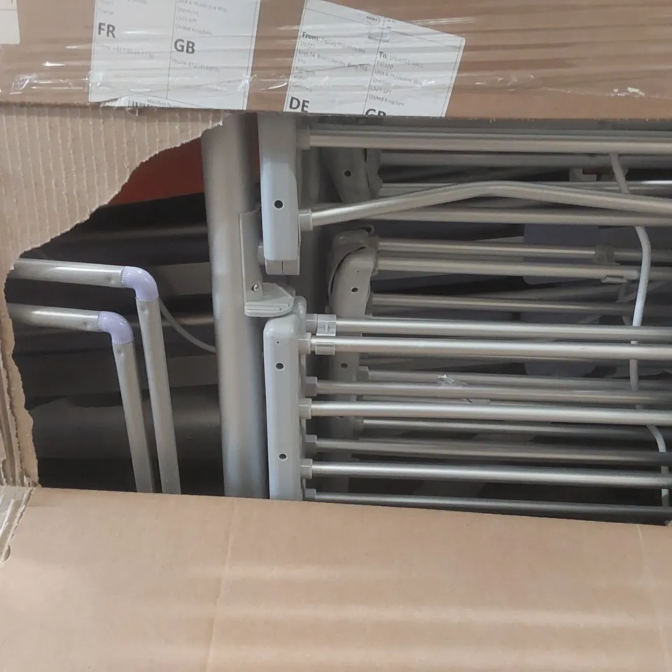 PALLET CONTAINING A VERY LARGE QUANTITY OF HEATED CLOTHES AIRERS