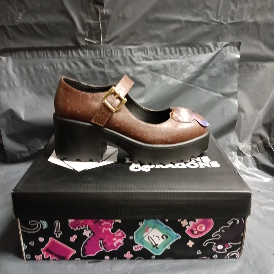 KOI DUNGEONS & DRAGONS THEMED BROWN LEATHER MARY JANE PLATFORM SHOES WITH BUCKLE & DECORATIVE TOE size 6