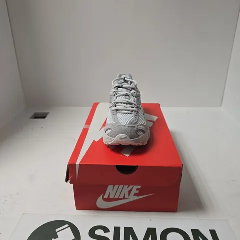 BOXED PAIR OF NIKE AIR MAX MOTO 2 K TRAINERS SIZE UK 4