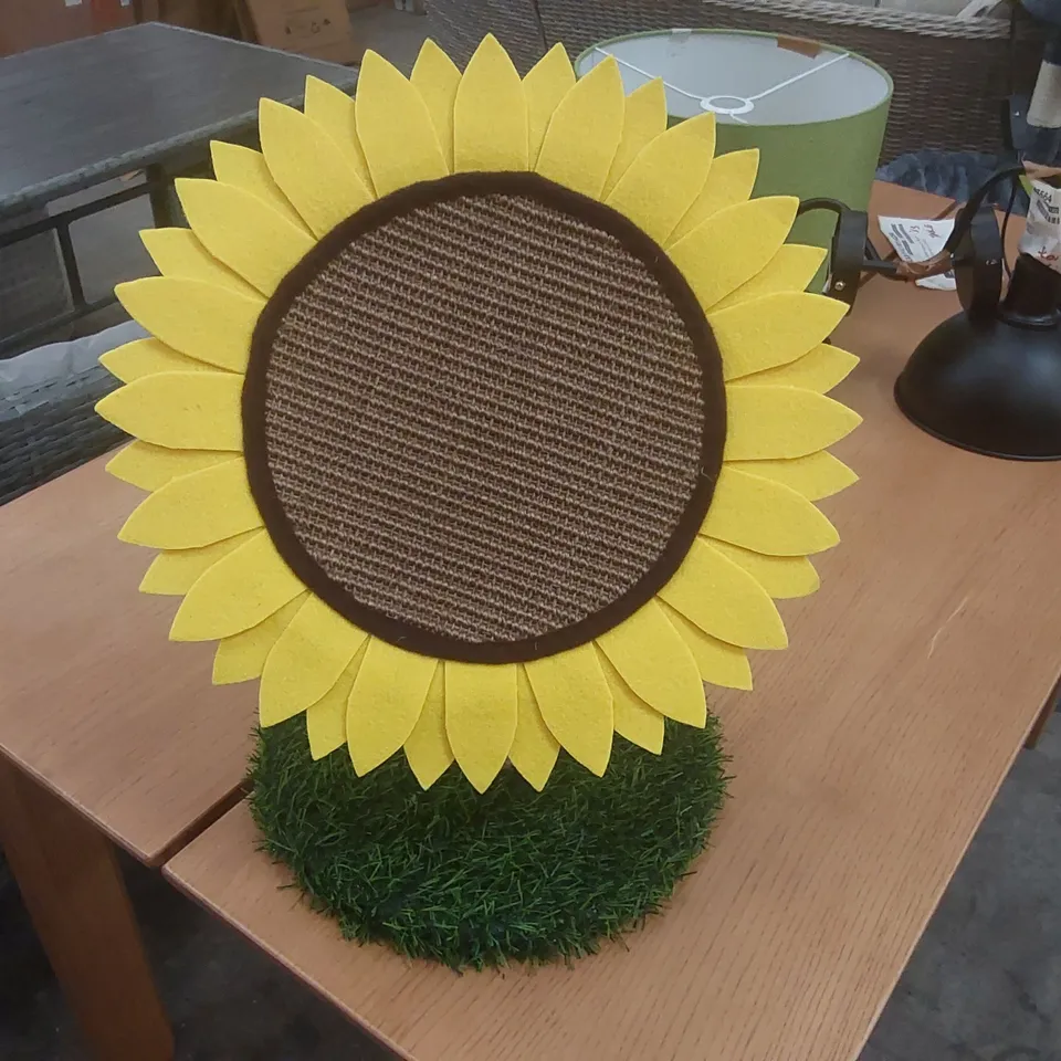 CHANDRA SUNFLOWER SCRATCHING POST