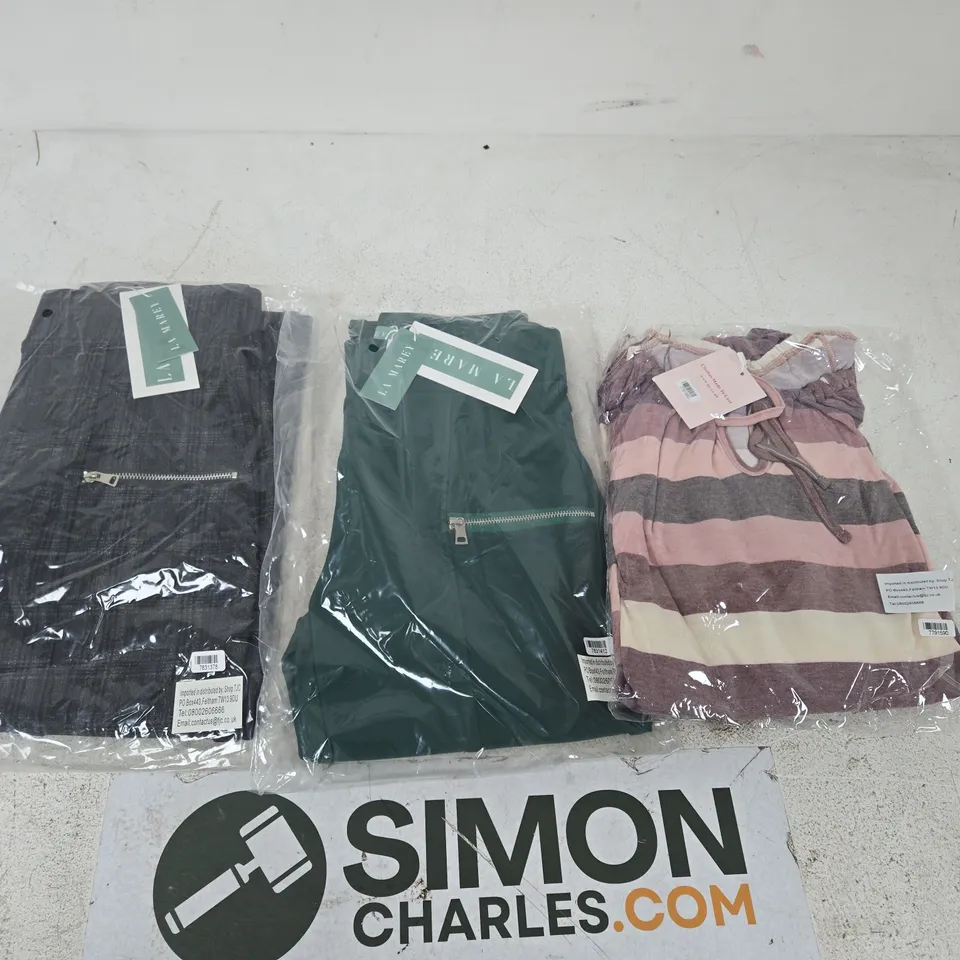 ASSORTED WOMEN'S CLOTHING – 3 PACKAGED GARMENTS WITH TAGS (IN BAGS) WOMEN'S CLOTHING BUNDLE – APROX 10 ITEMS TO INCLUDE CLOTHING ITEMS JUMPERS , TOPS AND DRESSES