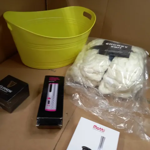 LOT OF APPROX 10 ASSORTED HOUSEHOLD ITEMS TO INCLUDE: LAUNDRY BASKET, CHUNKY KNIT THROW, BOXED MOTTI COFFEE PODS