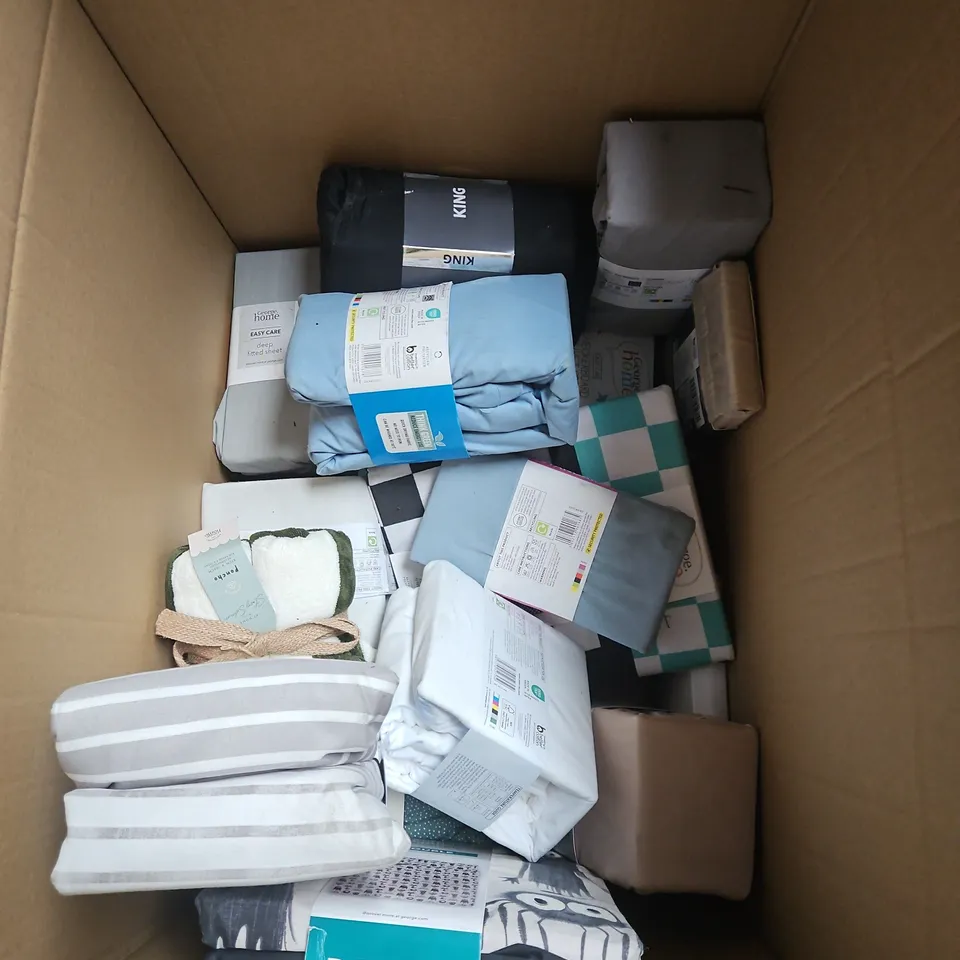 BOX OF APPROXIMATELY 12 ASSORTED BEDDING & SOFT FABRICS ITEMS TO INCLUDE - PILLOWCASES - DUVET SETS - PONCHO