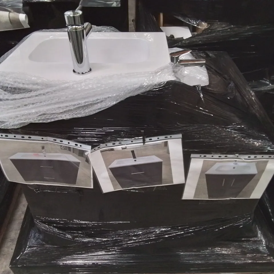 PALLET OF ASSORTED BATHROOM CABINETS AND FITTINGS 