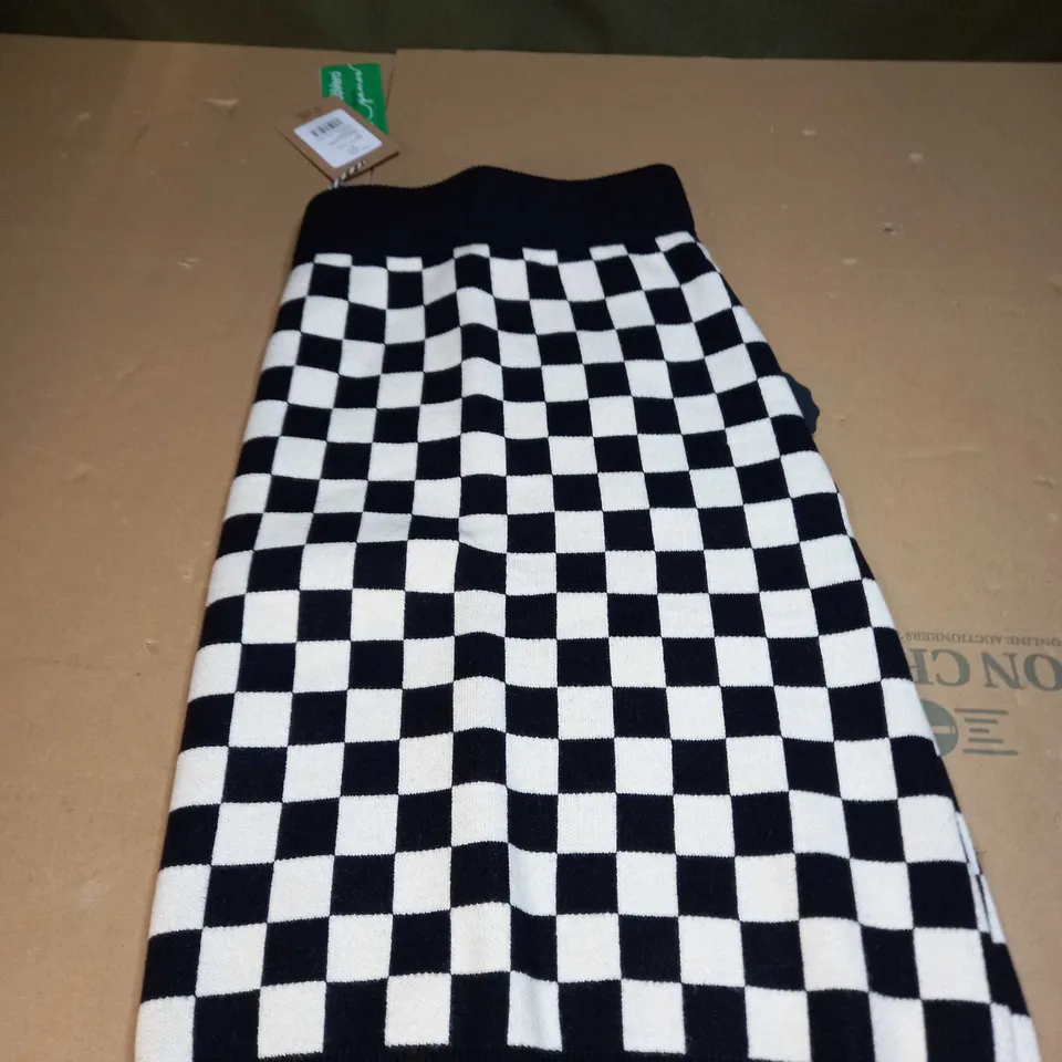 JOANIE TAI CHEQUERED SKIRT SIZE XL