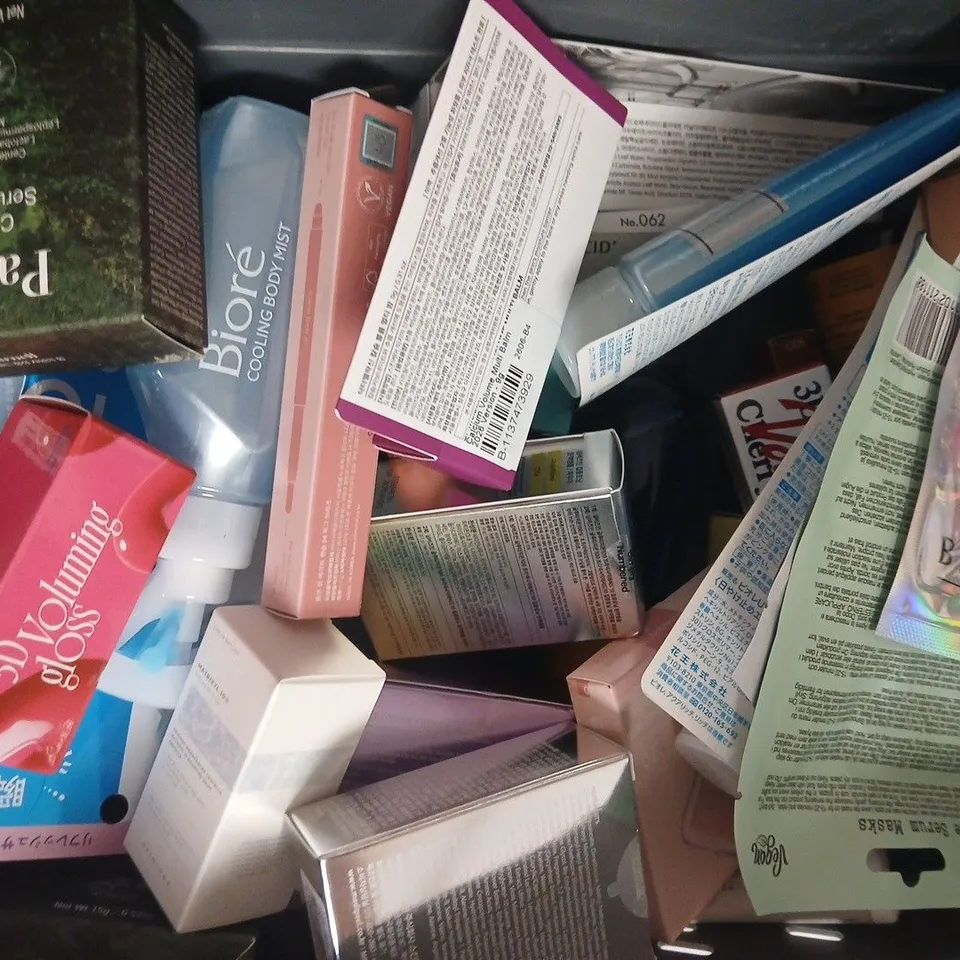 APPROXIMATELY 20 ASSORTED COSMETIC ITEMS INCLUDING VARIOUS MAKES AND BRANDS - COLLECTION ONLY