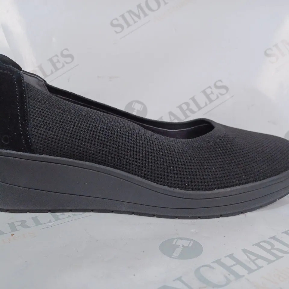 BOXED VIONIC JACEY SLIP-ON SHOES IN BLACK SIZE 8