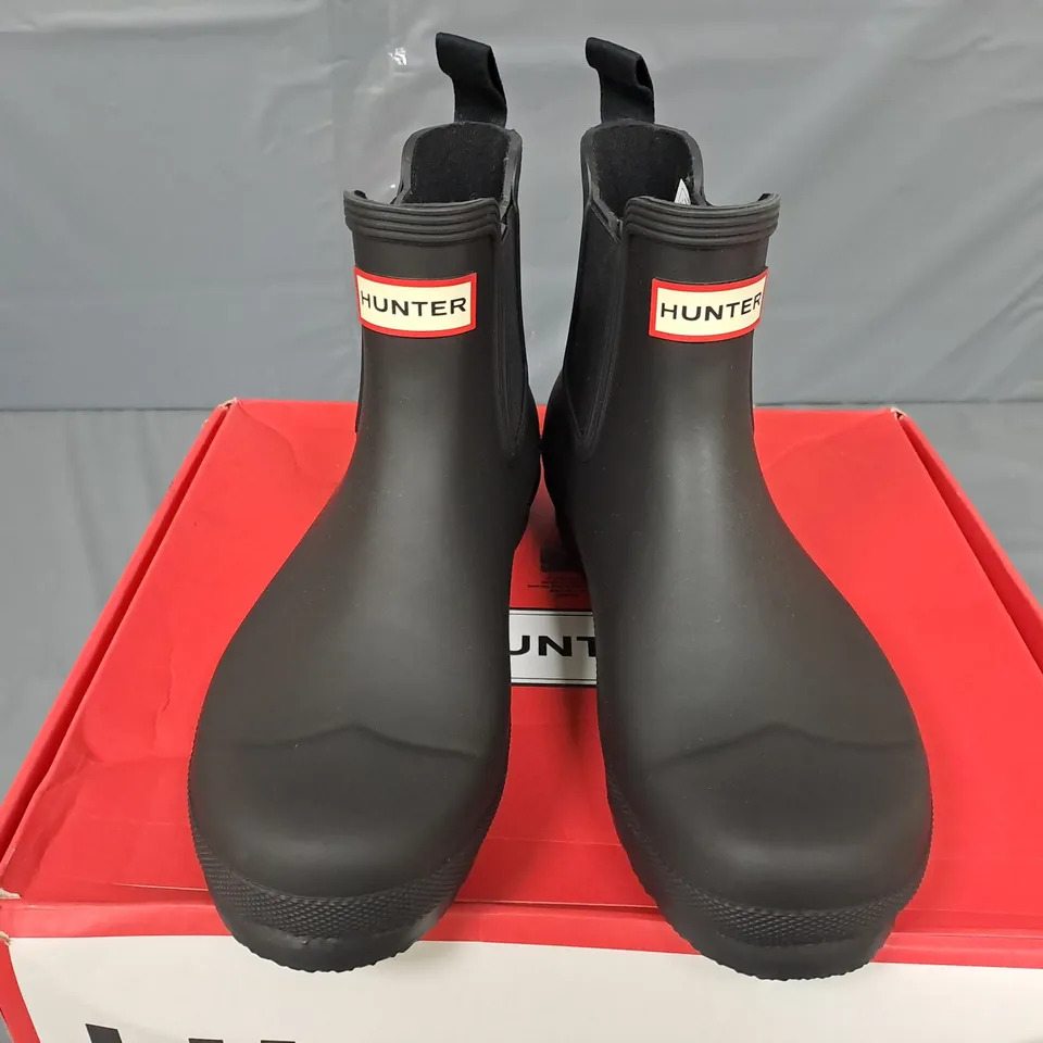 BOXED PAIR OF HUNTER WOMENS ORIGINAL CHELSEA BOOTS IN BLACK - UK 7