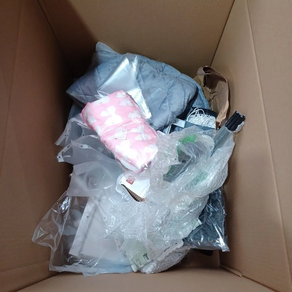 LOT TO CONTAIN APPROX. 13 X ASSORTED HOUSEHOLD PRODUCTS. INCLUDES WREATHE, MUGS, FABRICS ETC 