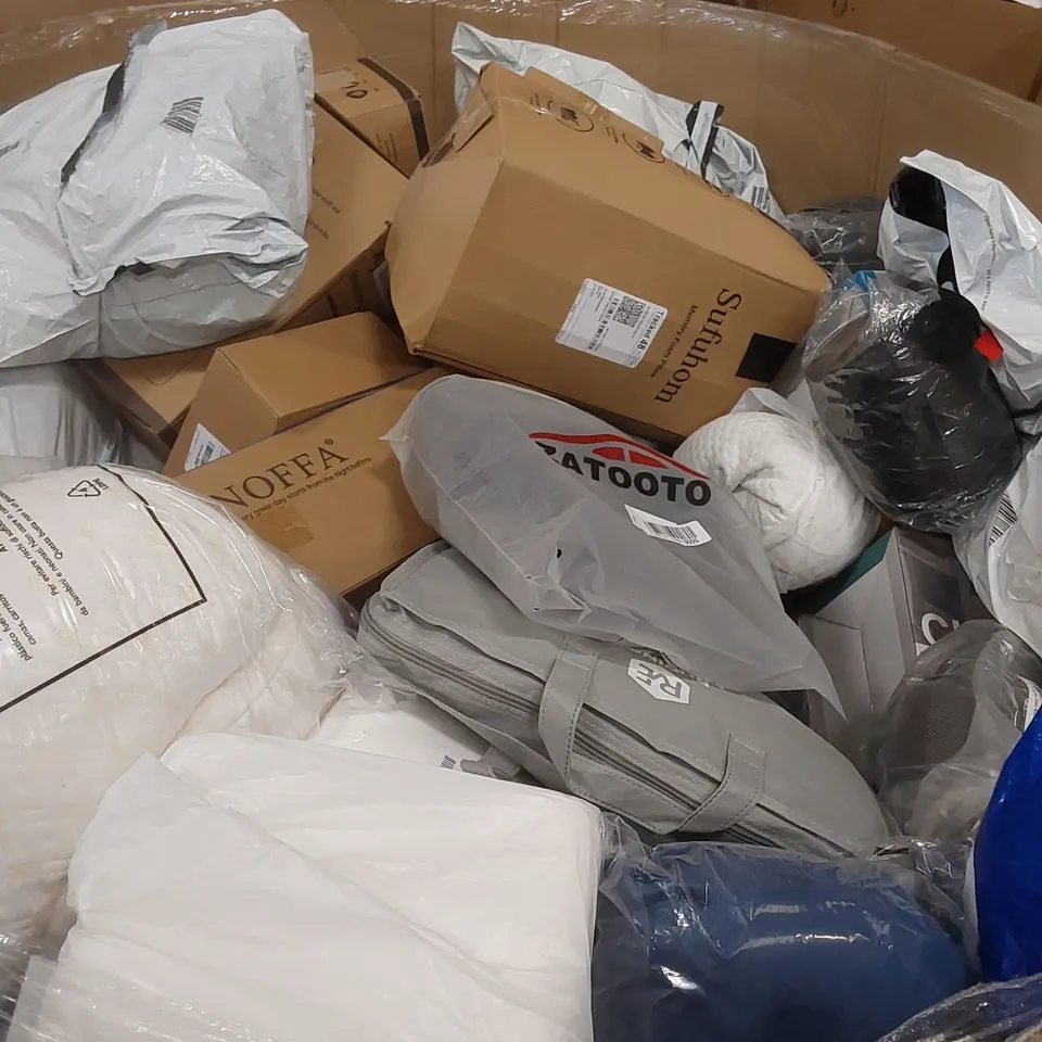 PALLET TO CONTAIN A LARGE ASSORTMENT OF PILLOWS AND CUSHIONS // BRANDS MAY VARY
