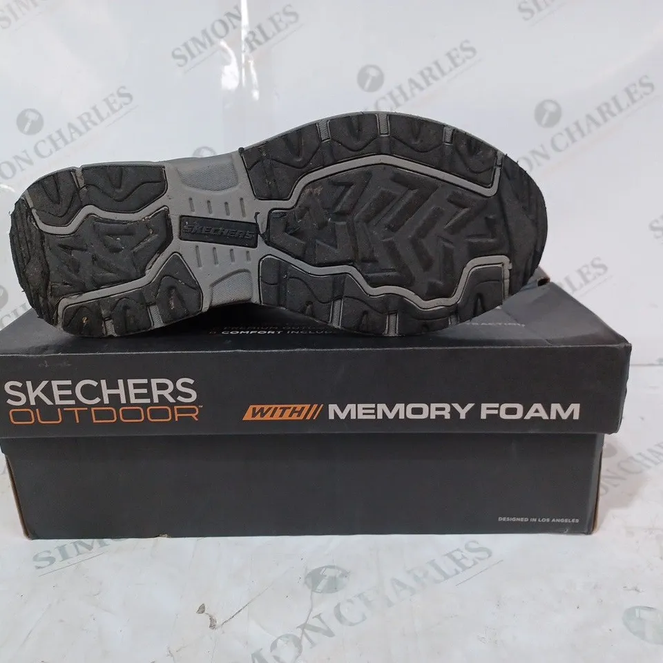 BOXED PAIR OF SKECHERS BOOTS IN NAVY SIZE 8