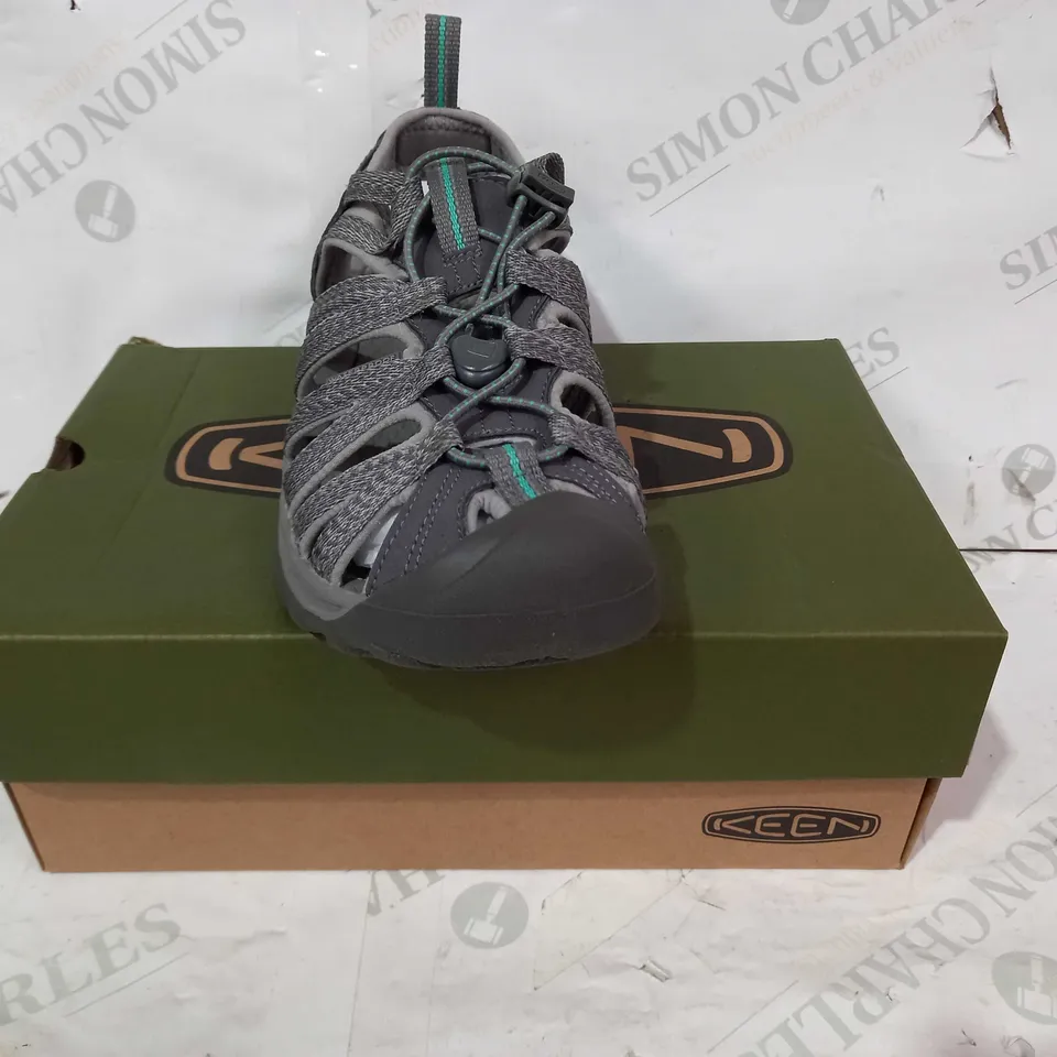 BOXED PAIR OF KEEN WHISPER CLOSED TOE SANDALS IN GREY/GREEN UK SIZE 5