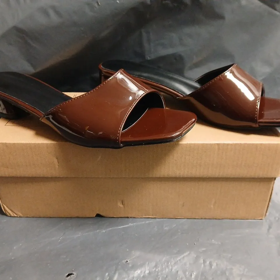 BOXED PAIR OF UNBRANDED OPEN TOE LOW BLOCK HEEL SANDALS IN CHOCOLATE SIZE EU 39