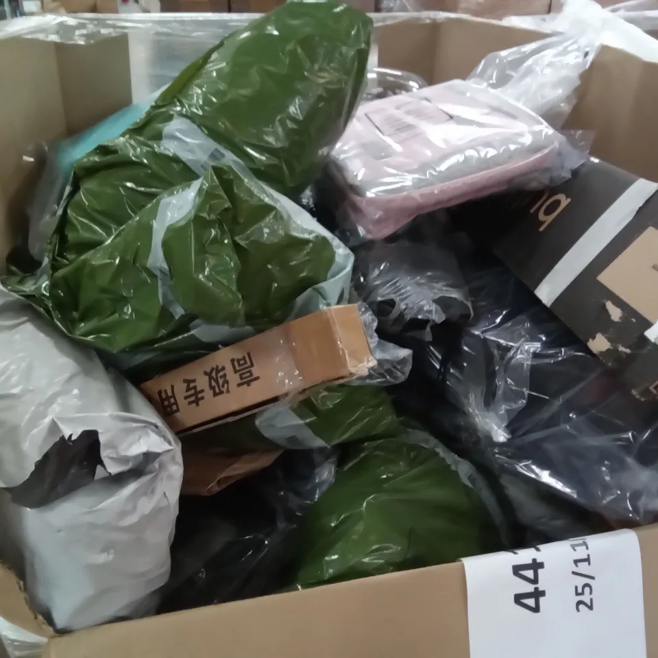 PALLET OF ASSORTED ITEMS INCLUDING LOOXII RETRACTABLE BABY GATE, POP UP TENT, DOG GROOMING TABLE ARM H SHAPE, MISERWE SHOE STRETCHER, MOMCOZY RETRACTABLE BABY GATE, PINK BACKPACK