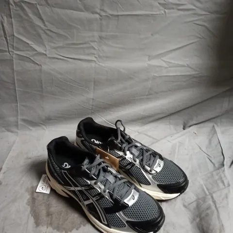 BOX OF APPROXIMATELY 10 PAIRS OF FOOTWEAR TO INCLUDE: ASICS GREY TRAINERS AND FUT BOOTS