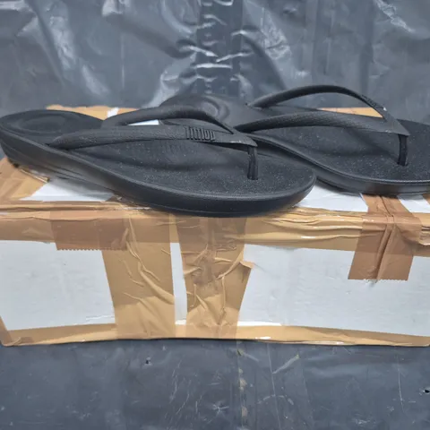 BOXED PAIR OF FITFLOP IQUSHION FLIP-FLOPS IN BLACK SIZE 5