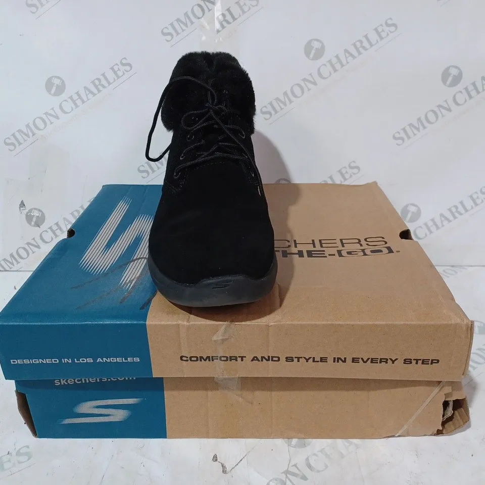 BOXED PAIR OF SKECHERS GO WALK SHOES IN BLACK SIZE 6.5
