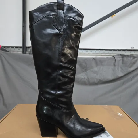 BOXED PAIR OF DUNE LONDON LEATHER KNEE HIGH WESTERN BOOYS SIZE 7 