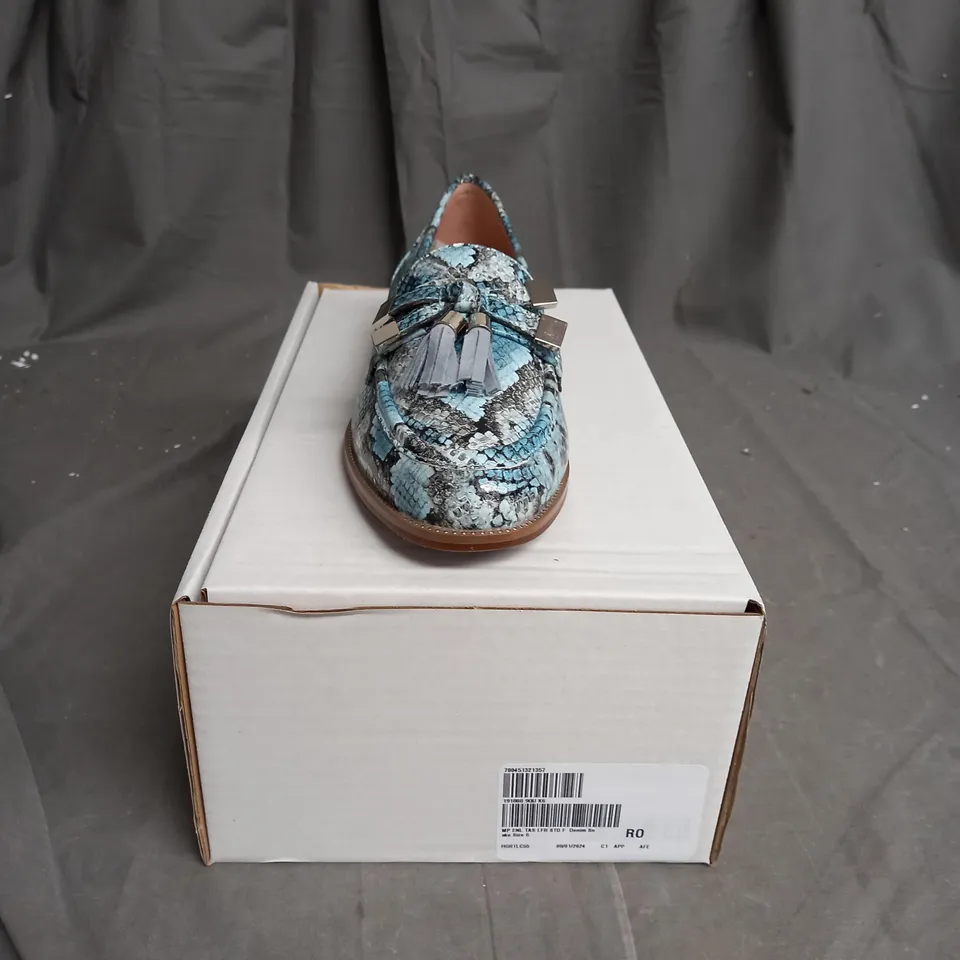 BOXED PAIR OF MODA IN PELLE SHOES IN DENIM SNAKE SIZE 6
