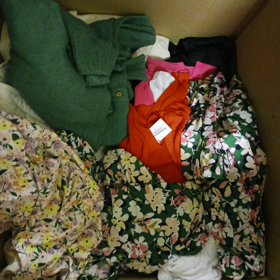 BOX OF APPROXIMATELY 10 ASSORTED CLOTHING AND FASHION ITEMS IN VARIOUS STYLES, SIZES, AND COLOURS / COLLECTION ONLY 