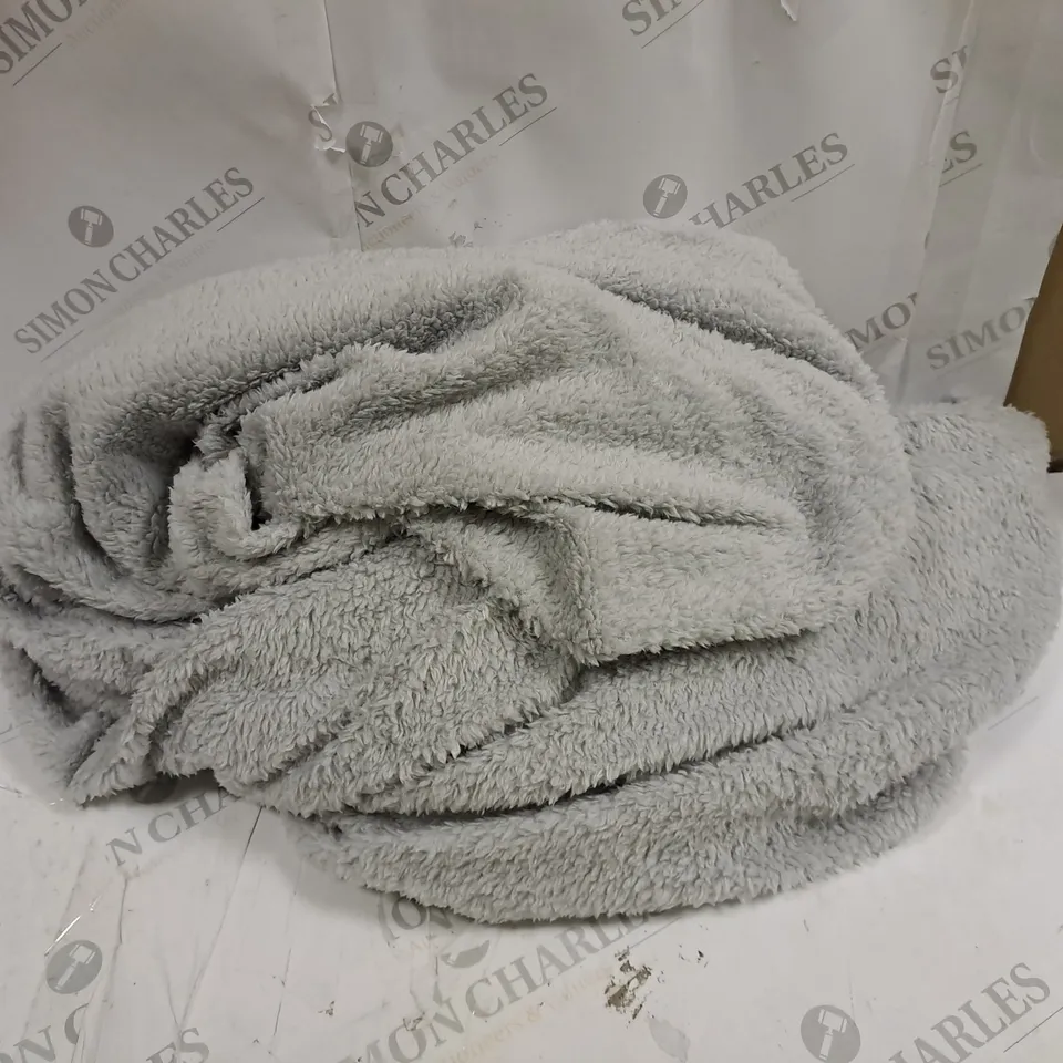 FLUFFY BED SHEET IN GREY 