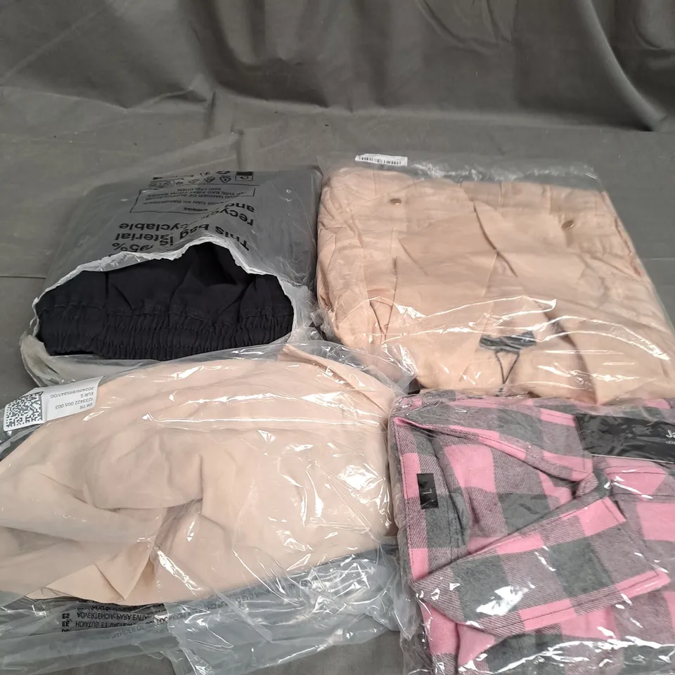 BOX OF APPROXIMATELY 20 ASSORTED CLOTHING AND FASHION ITEMS IN VARIOUS STYLES AND SIZES TO INCLUDE TOPS , DRESSES , JEANS , ETC