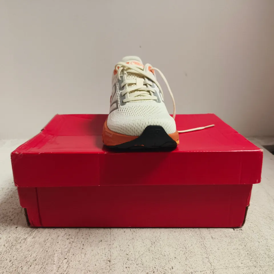 BOXED PAIR OF NEW BALANCE 860 TRAINERS IN CREAM/ORANGE SIZE UK 4