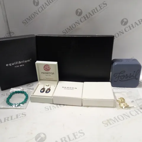 LOT OF ASSORTED JEWELLERY ITEMS TO INCLUDE EARRINGS, RINGS AND NECKLACES