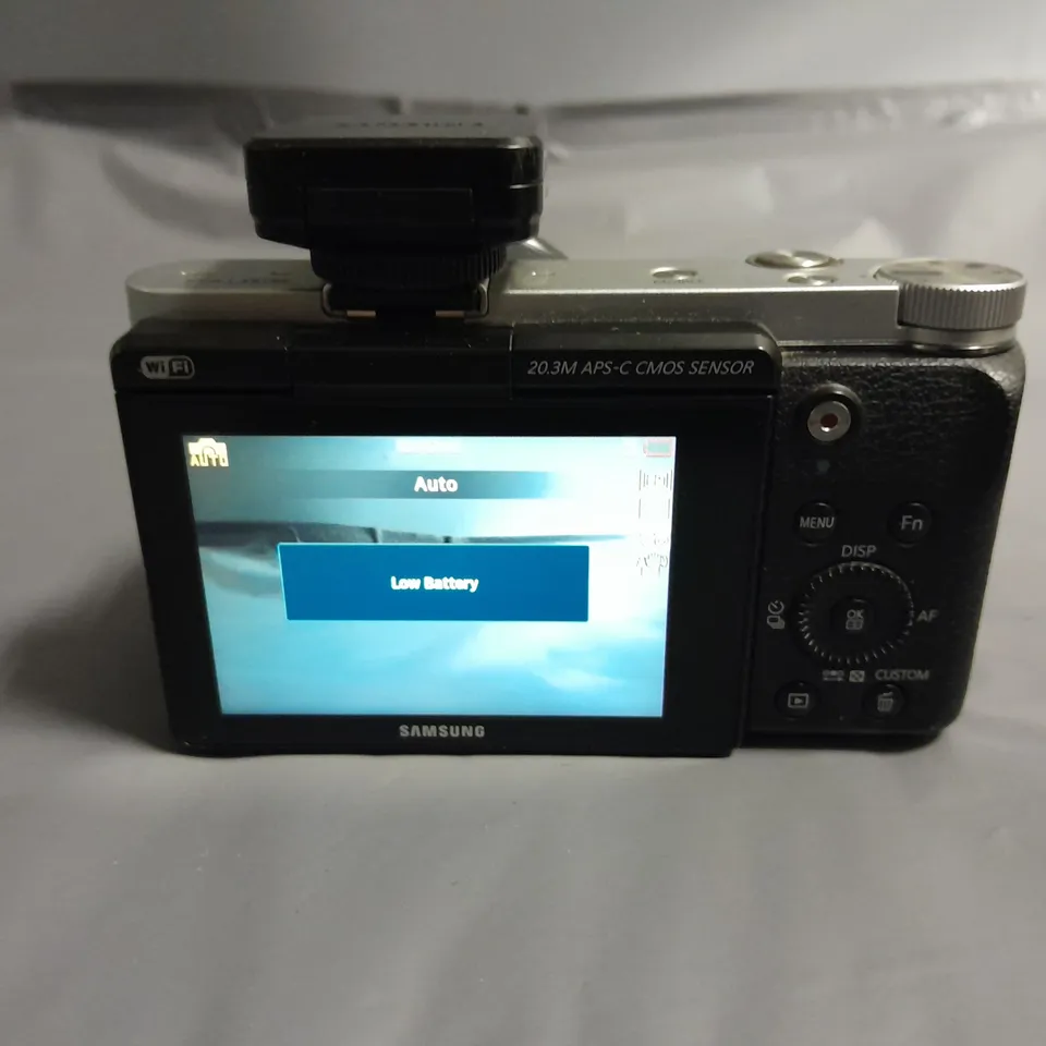 UNBOXED SAMSUNG NX 3000 CAMERA WITH FLASH AND POWERZOOM LENS