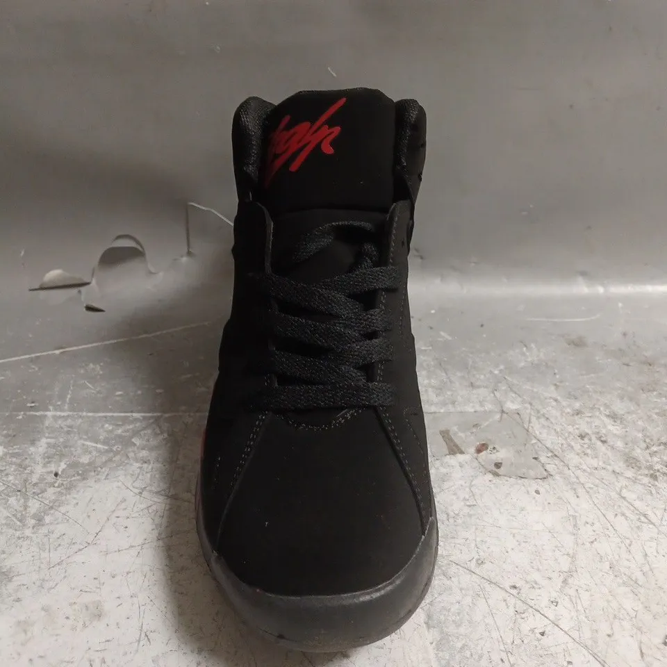BOXED PAIR OF UNBRANDED SHOES IN BLACK SIZE UNSPECIFIED