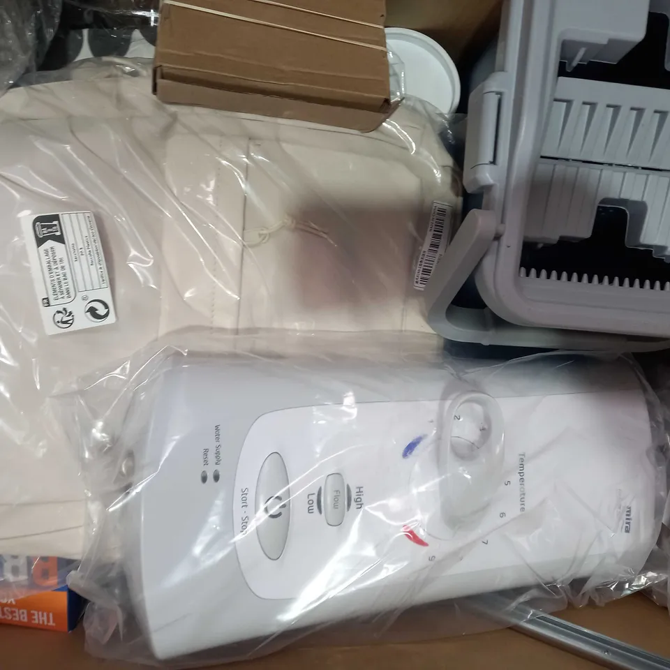 BOX OF APPROXIMATELY 15 ASSORTED HOUSEHOLD ITEMS TO INCLUDE UMI 2KG WEIGHTS, INSTANT MESSAGE BOARD, BURGER PRESS, ETC