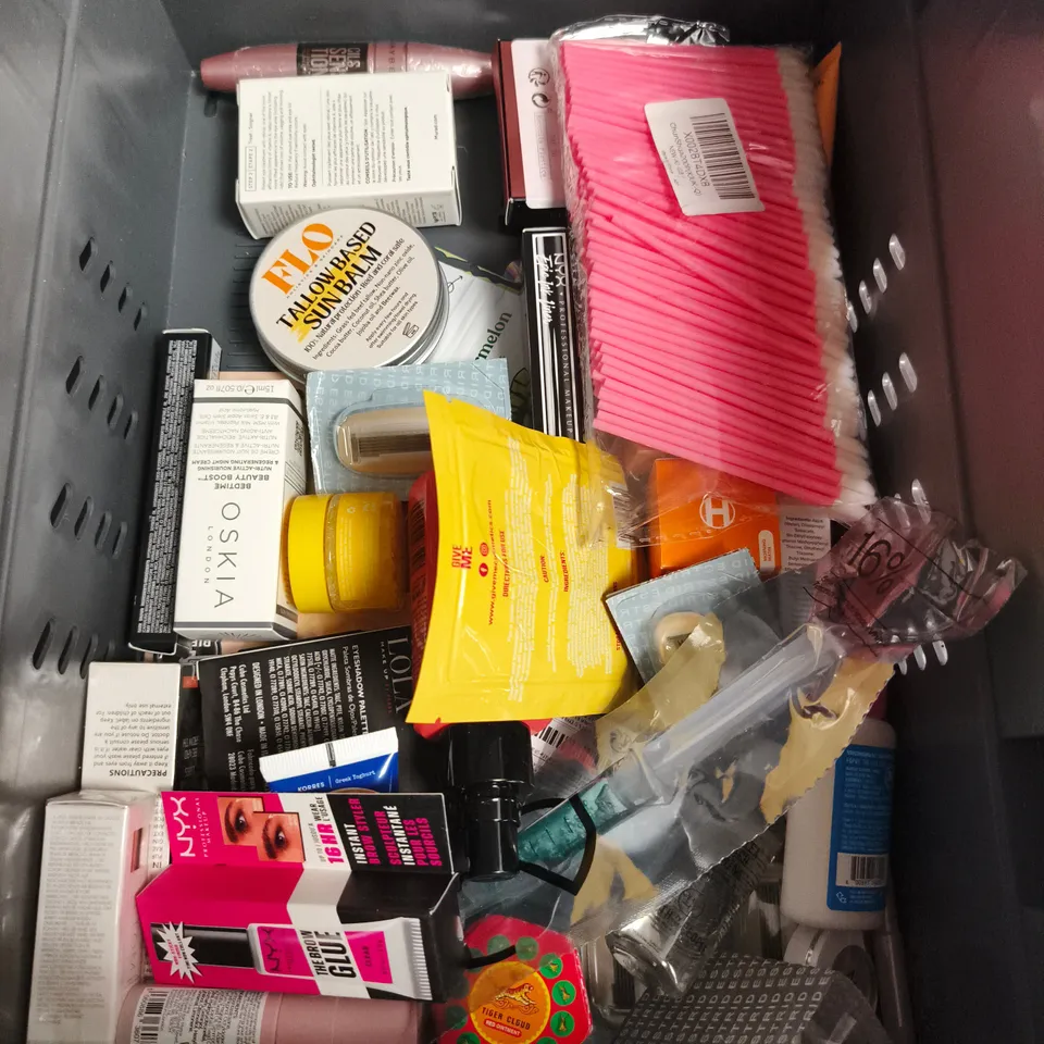 APPROXIMATEY 20 ASSORTED HEALTH AND BEAUTY PRODUCTS TO INCLUDE - L'OREAL ELVIVE SHAMPOO - GIVE ME HAND CREAM - NYX LIP BALM - ETC