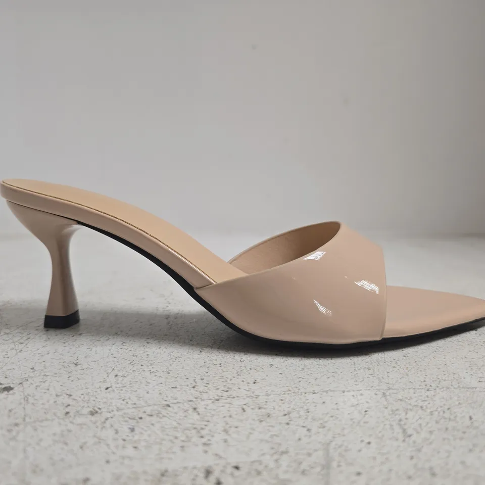 BOXED PAIR OF UNBRANDED POINTED OPEN TOE MID HEEL SANDALS IN CREAMY RICE PUDDING COLOUR SIZE EU 38
