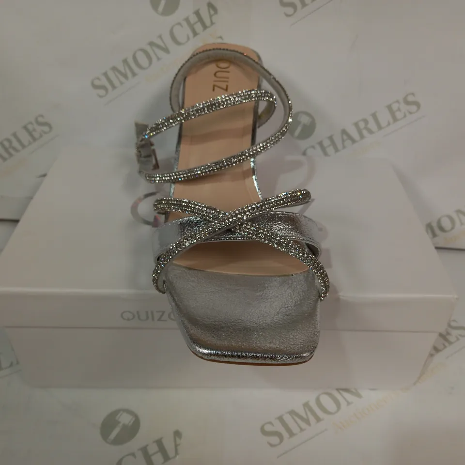 BOXED PAIR OF QUIZ OPEN TOE STRAPPY BLOCK HEELED SANDALS IN METALLIC SILVER W. JEWEL EFFECT SIZE 7