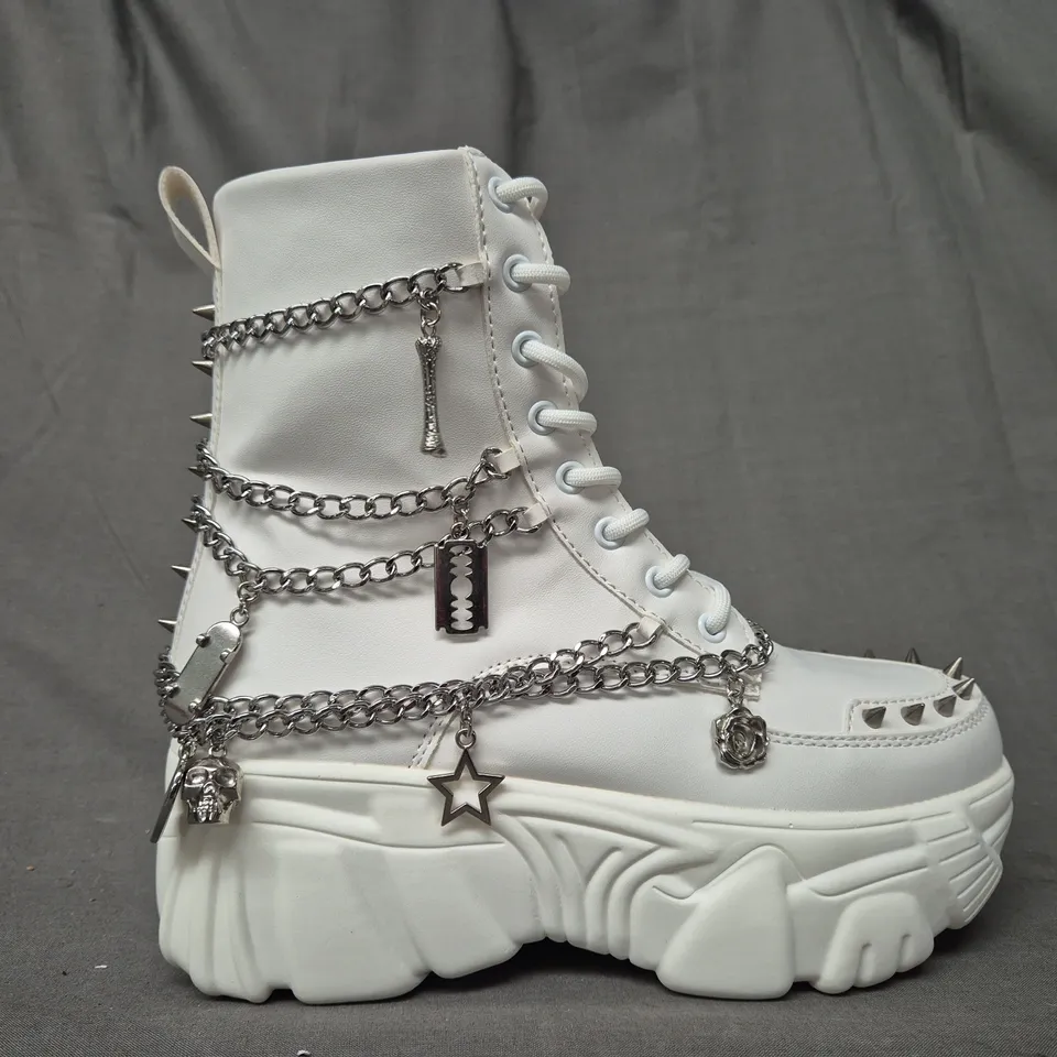 BOXED PAIR OF KOI BONED CATCH WHITE MYSTIC CHARM BOOTS UK SIZE 4