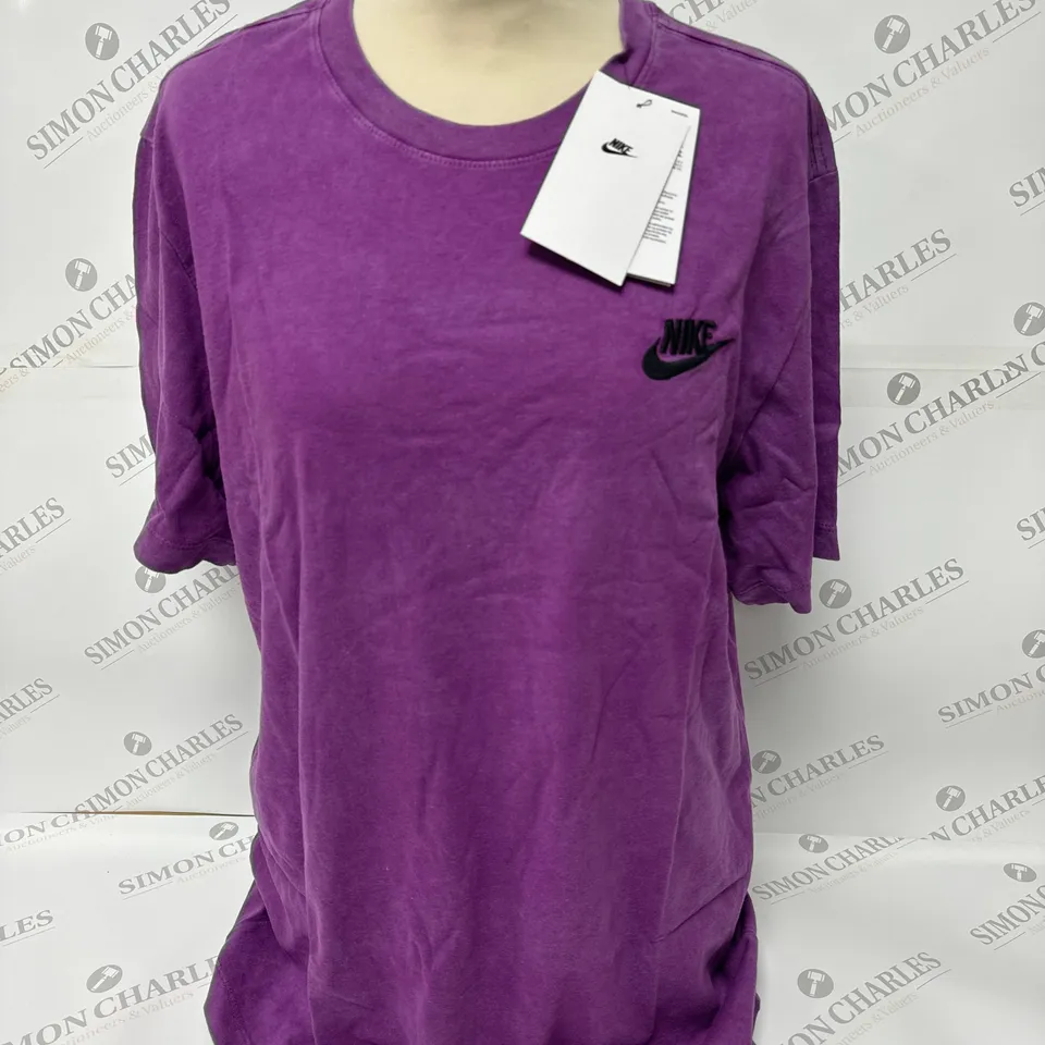 NIKE “THE NIKE TEE” LOGO T SHIRT IN PURPLE SIZE L