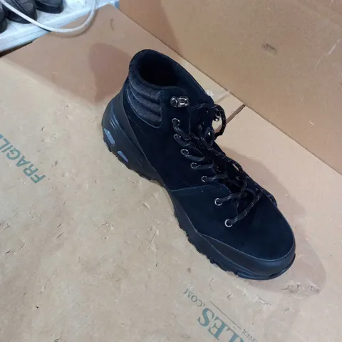 SKETCHERS STYLE BLACK DESIGNER BOOT SIZE 8 