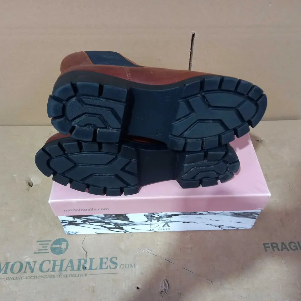 BOXED PAIR OF MODA IN PELLE BROWN BOOTS- SIZE 40